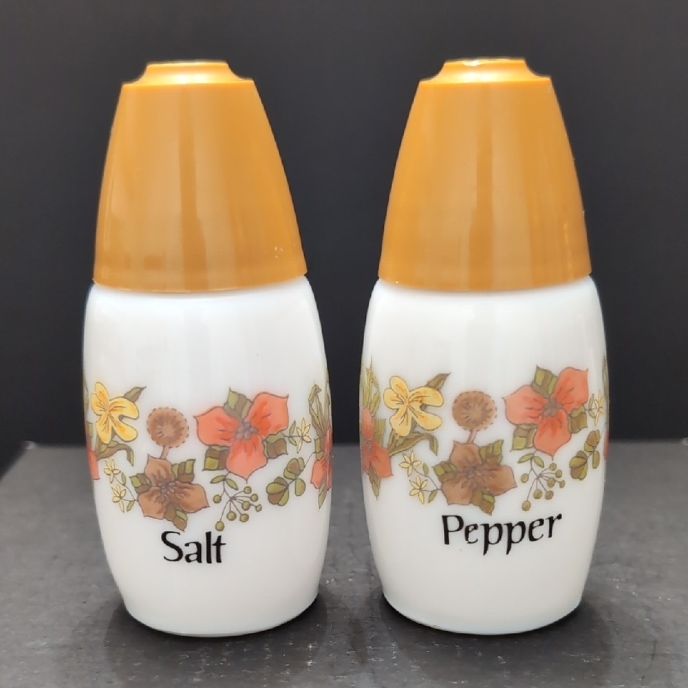 VGT, Mid-century Corelle Milk Glass Salt&Pepper Shakers,Meadow Pattern.